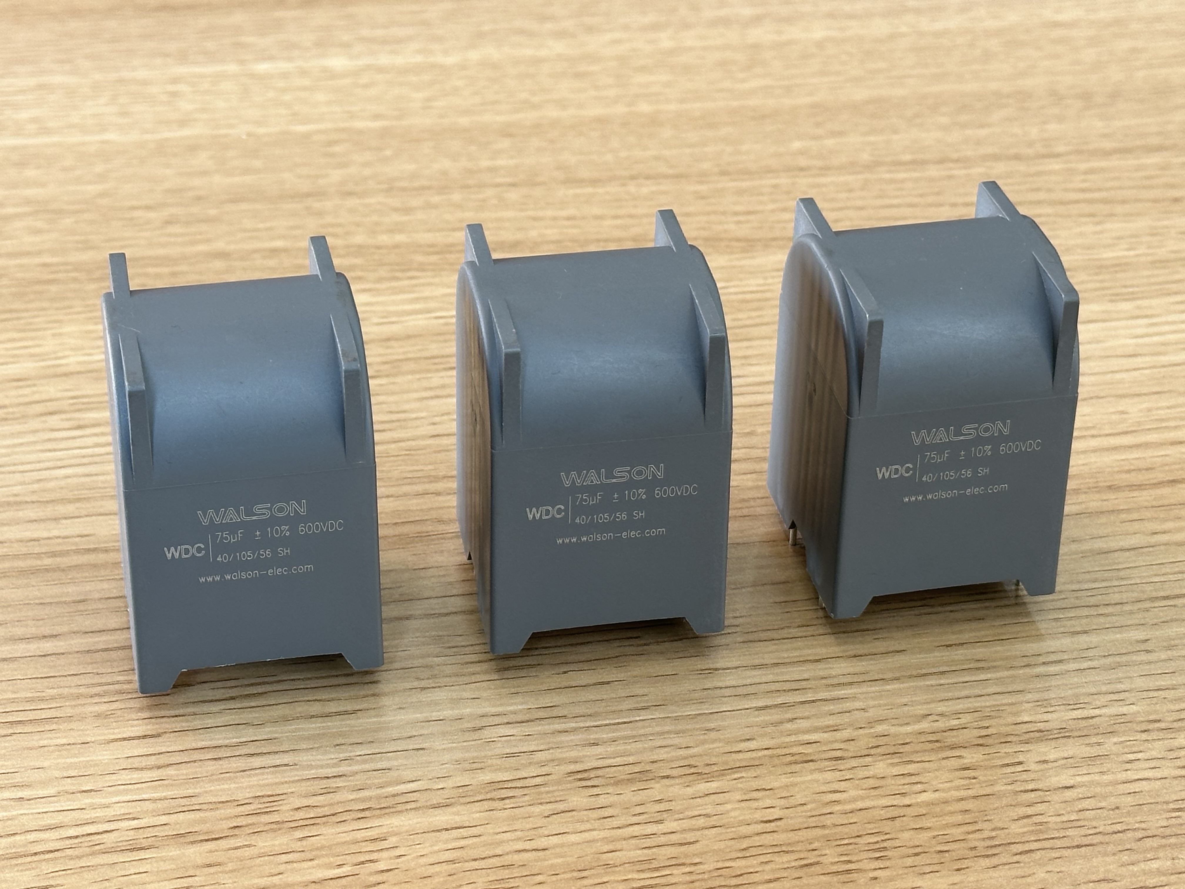 Interpretatio ESR/ESL Parametri film Capacitors et Maximus Impact in Equipment Operatio